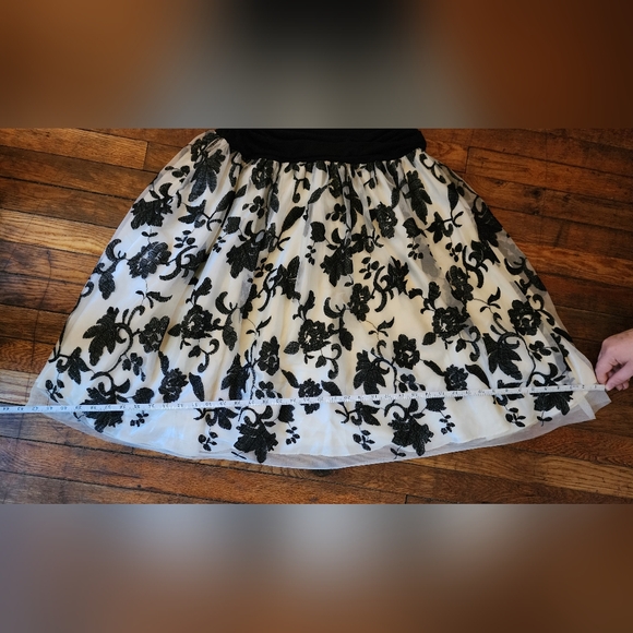 Elegant Black and White Floral Dress - Picture 8 of 12